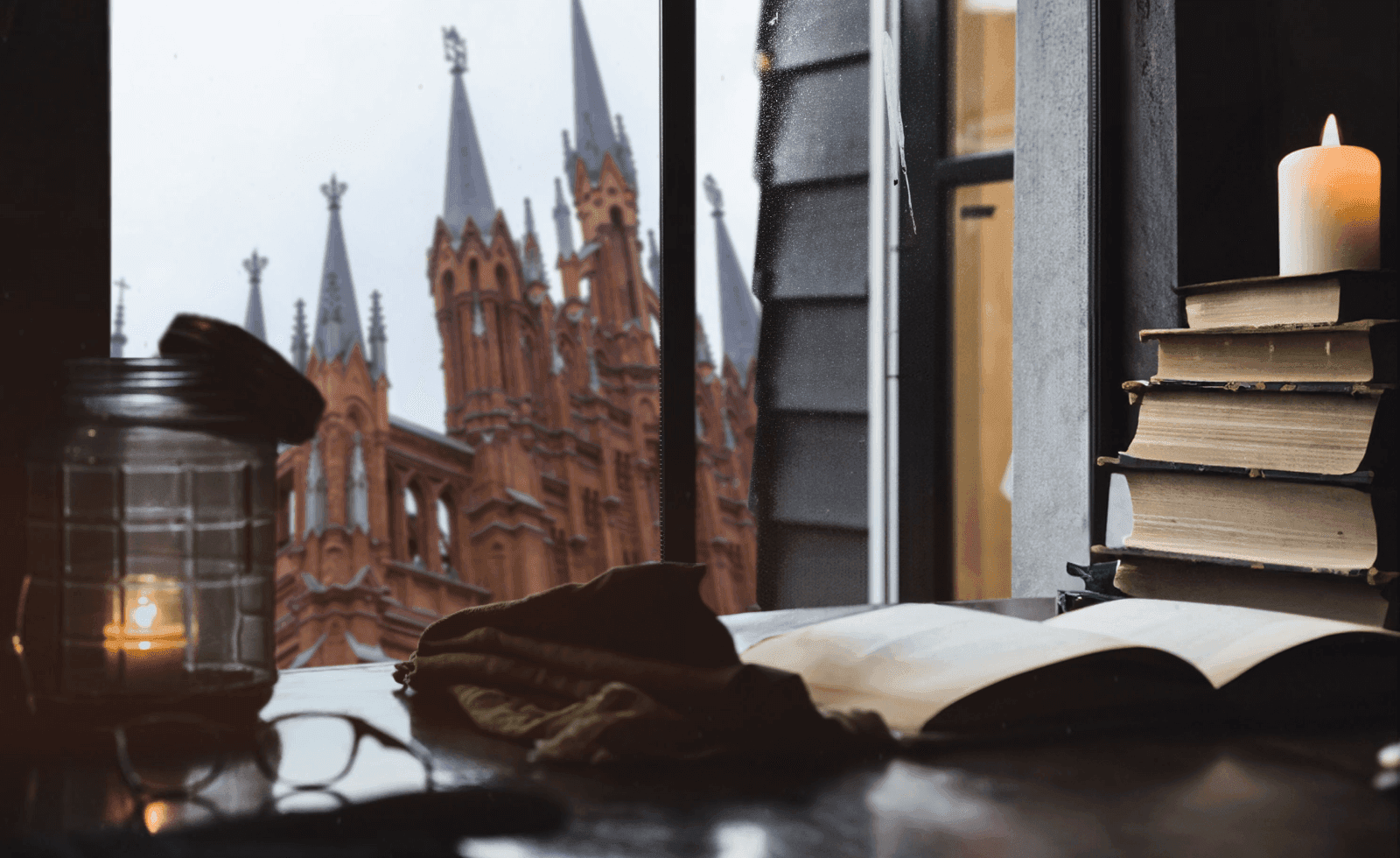 Отправляемся за осенним настроением: топ мест в стиле Dark Academia