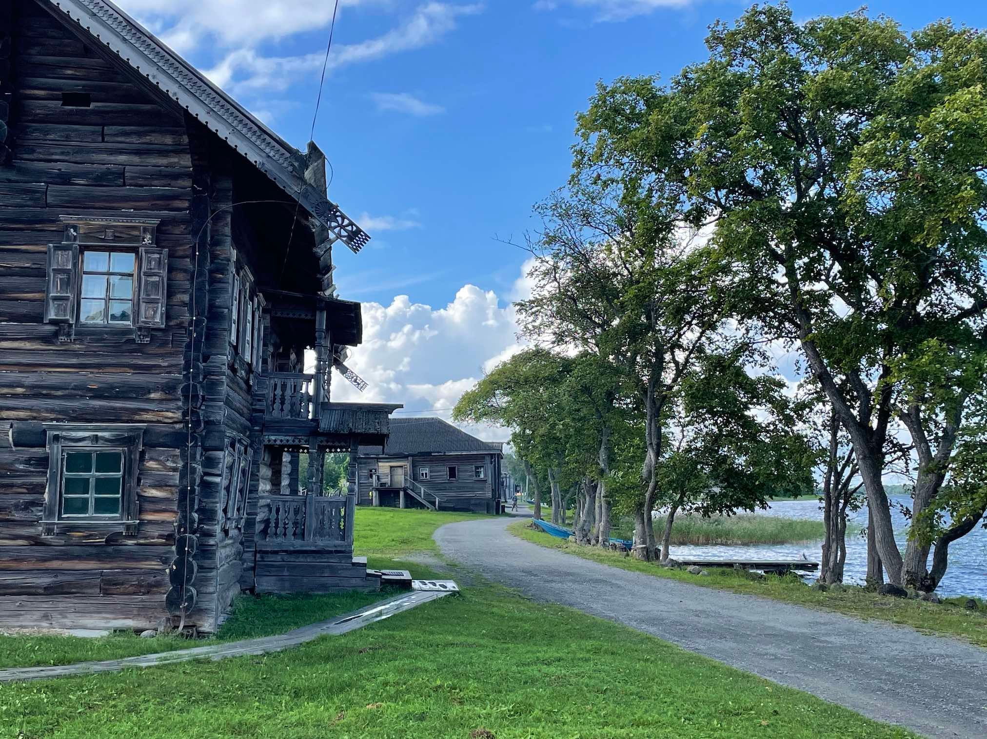 домики на берегу.jpg