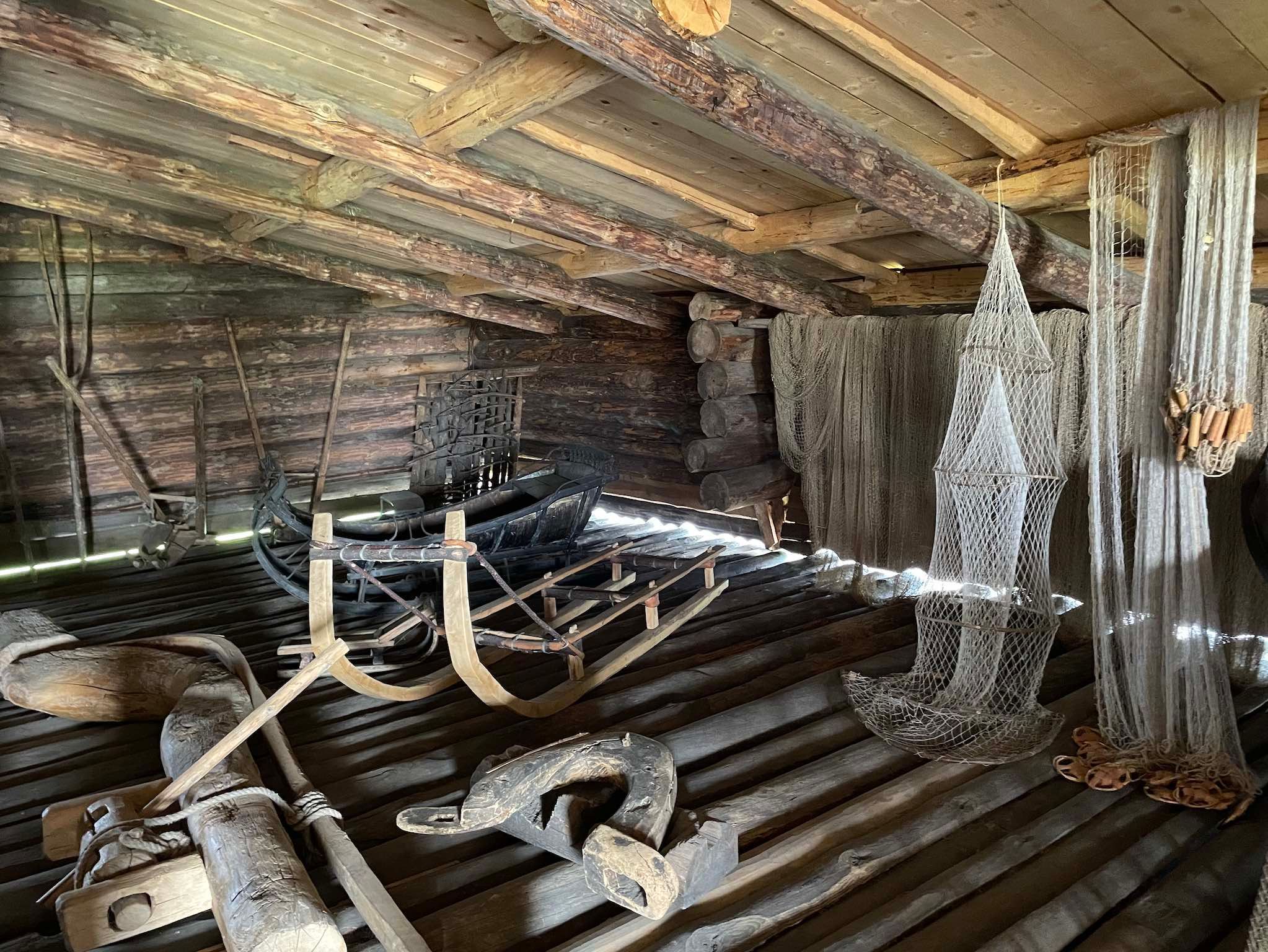 экспонаты на сарае.jpg