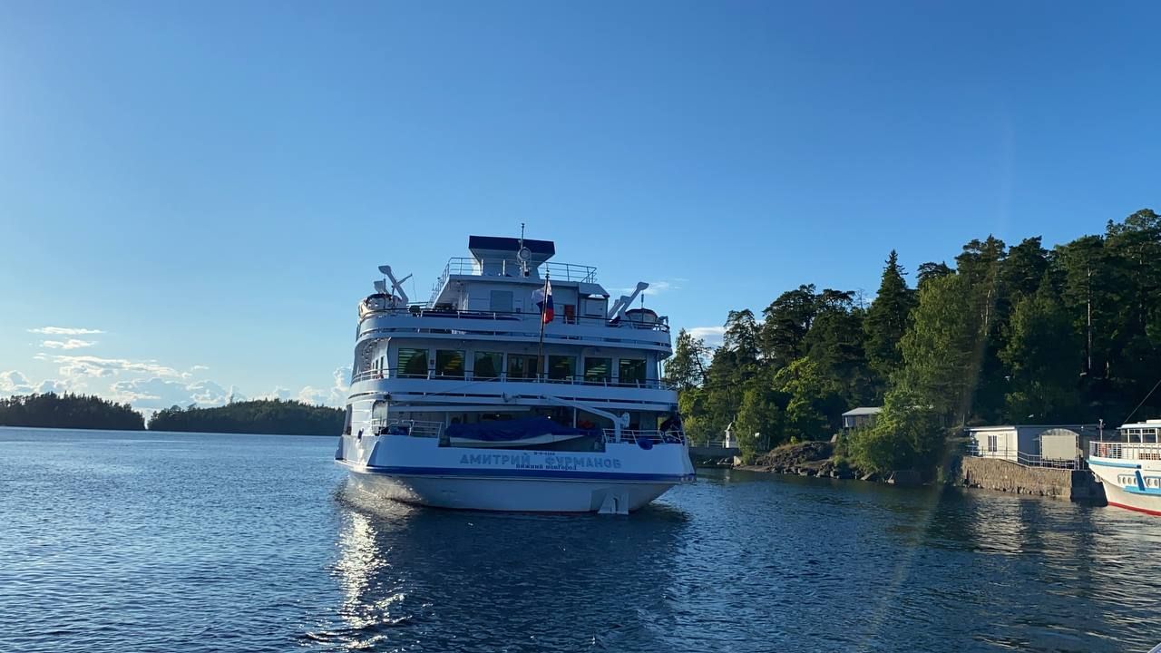 Круизный лайнер возле острова Валаам