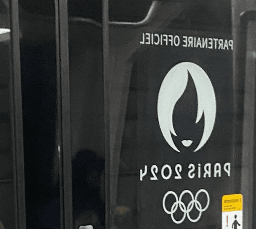 логотип Олимпиады-2024 на дверях метро.png