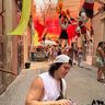на одной из улиц фестиваля, заливаю воду в баночку.jpg
