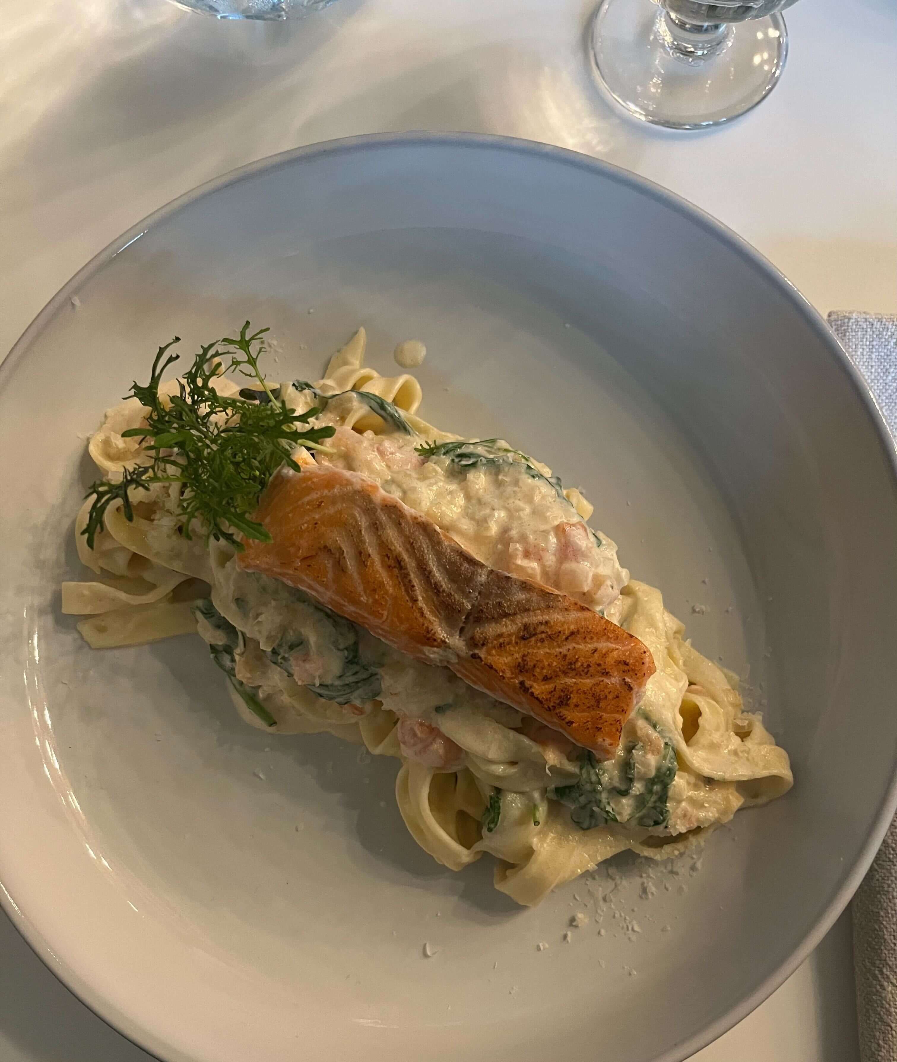 Паста со стейком из карельской форели