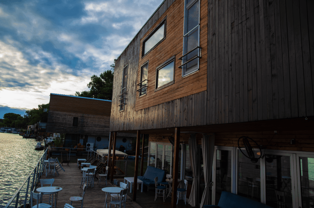 Кафе на набережной в Белграде