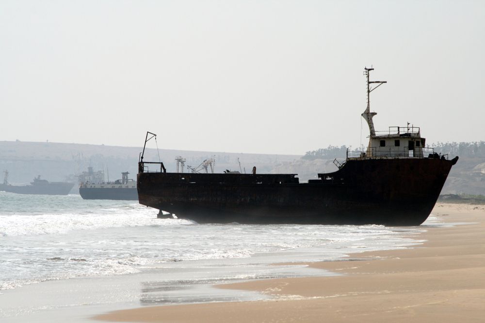 Кладбище кораблей в Анголе