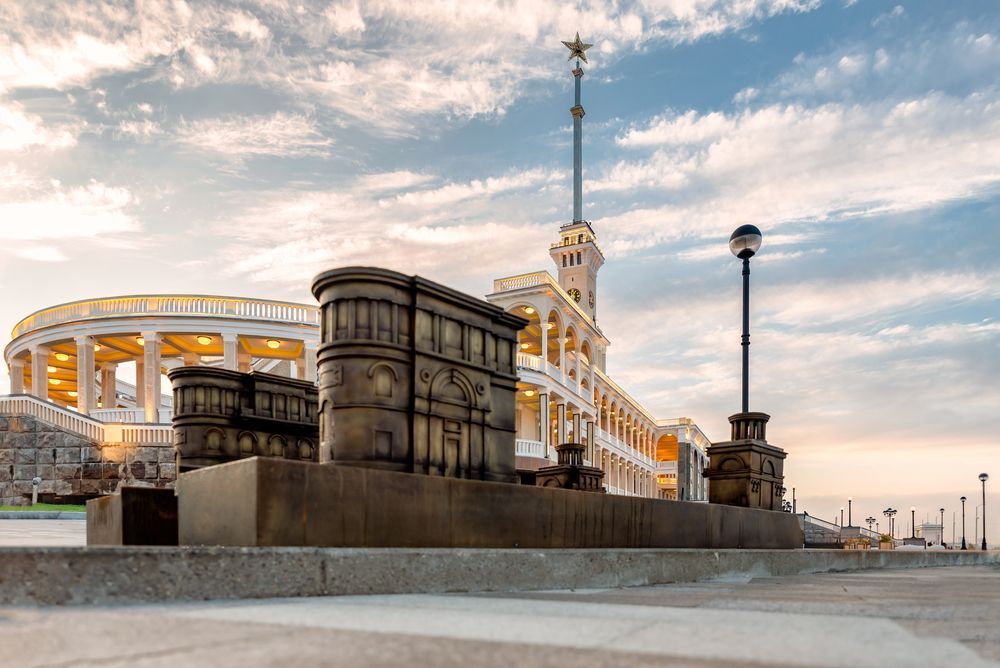 Сталинский ампир и гранитная набережная