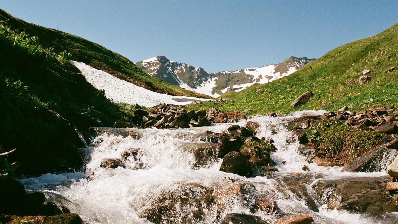 Водопад в горах