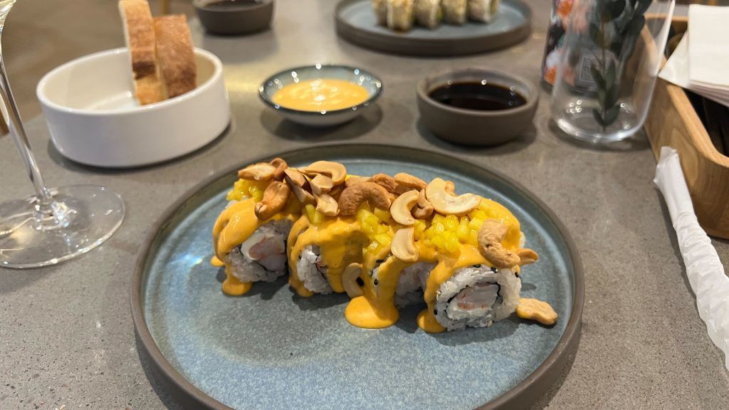 Роллы с креветкой, манго и кешью в Umami