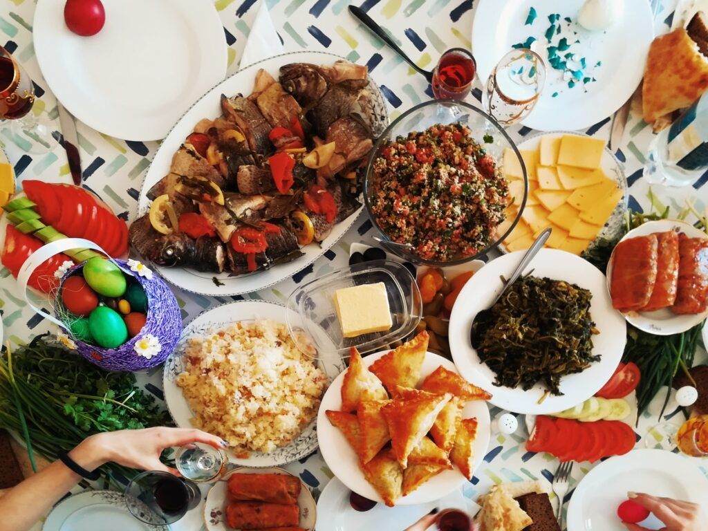Стол, заставленный армянскими кушаньями