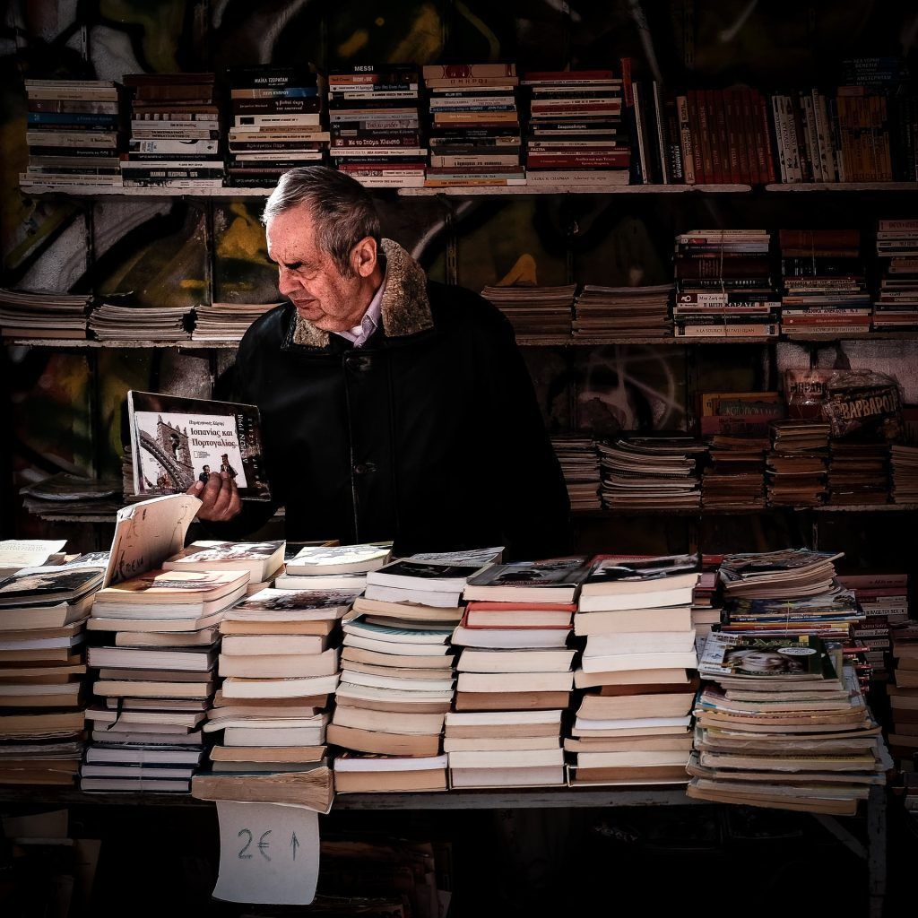 Пожилой господин выбирает книги