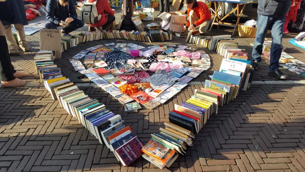 Книги, выложенные в форрме серрдечка