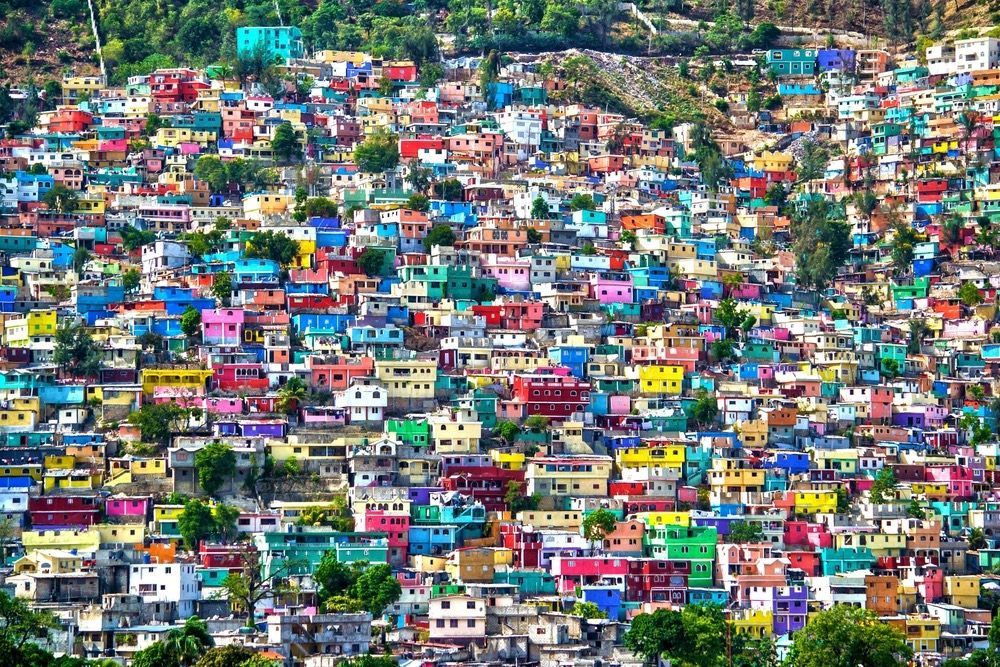 Цветные дома на склоне горы в Гаити