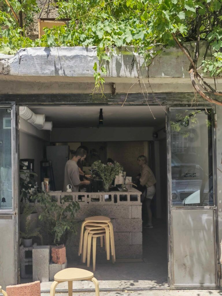 Апероль вместо Жигулей: сдаём адреса самых модных гаражей Еревана