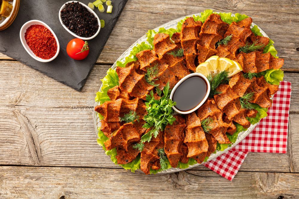 Кусочки булгура, слепленные в котлетки