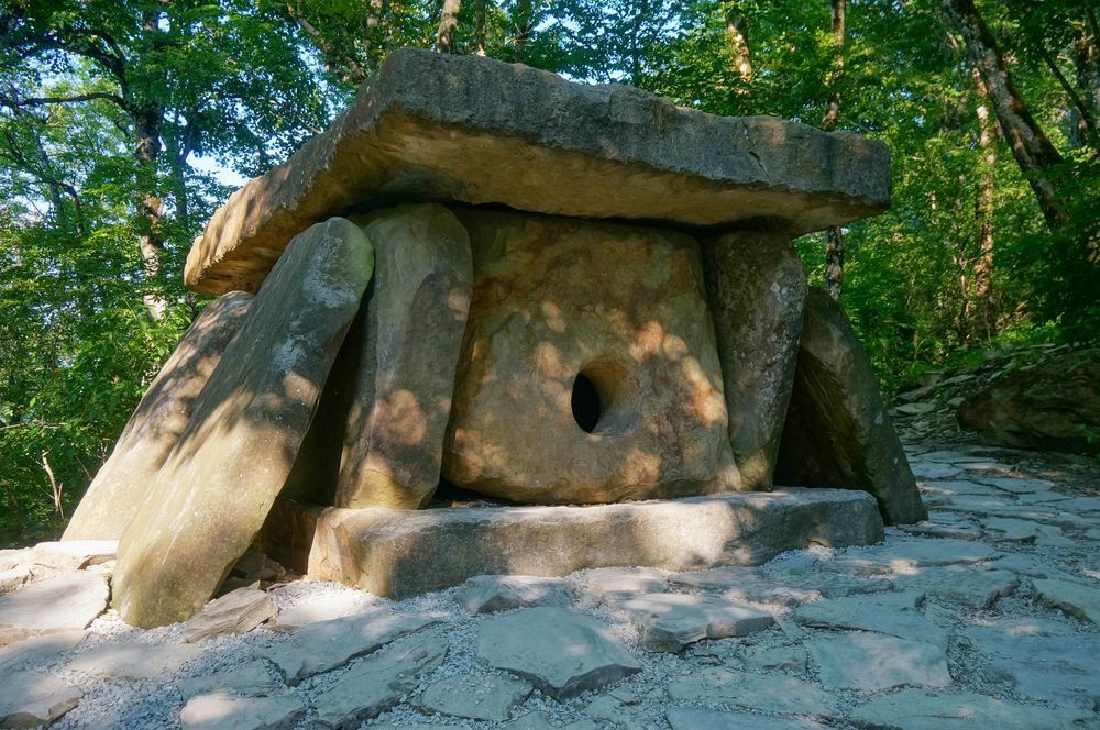 Дольмены в лесу