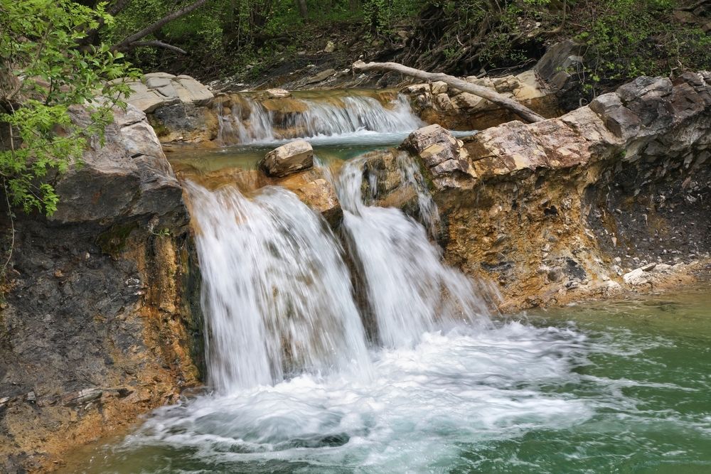 Водопад в лесу