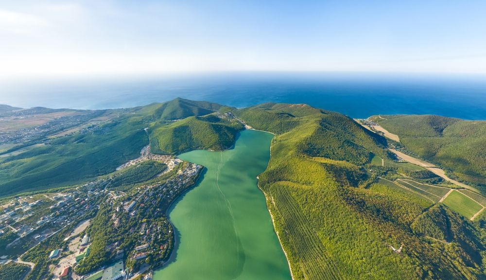 Вид на долину и озеро сверху