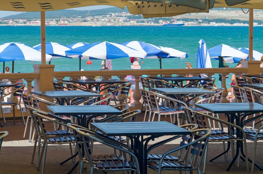 Кафе на берегу моря