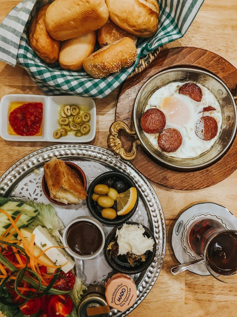 Яичница, хлеб разных сортов, закуски мезе, турецкий чай