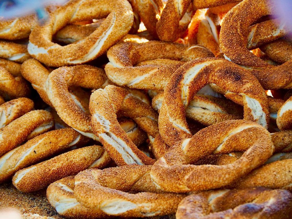 Много бубликов, усыпанных кунжутом