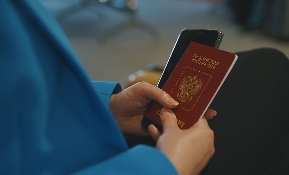 Девушка с российским паспортом
