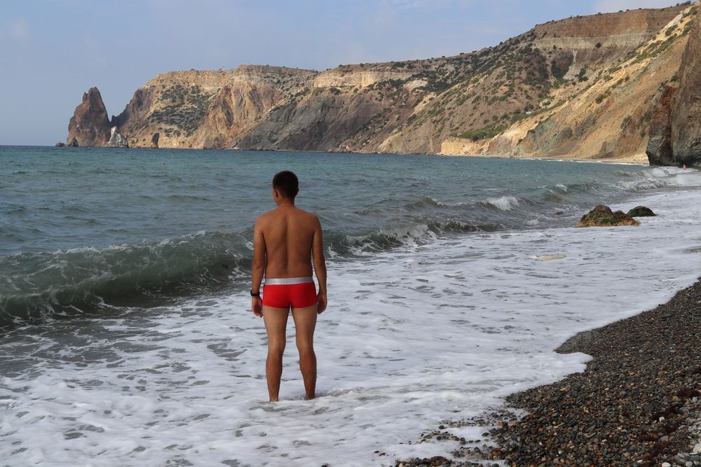 Мужчина в плавках на пляже