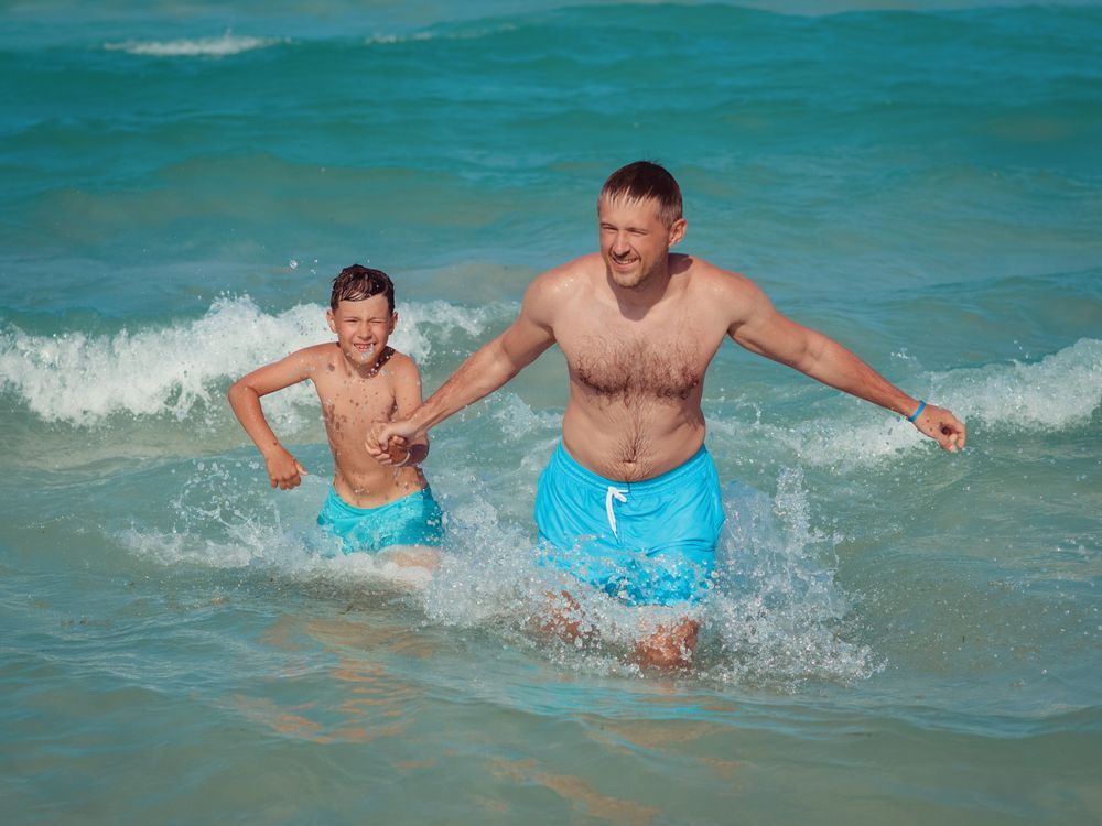 Мужчина в плавках на пляже