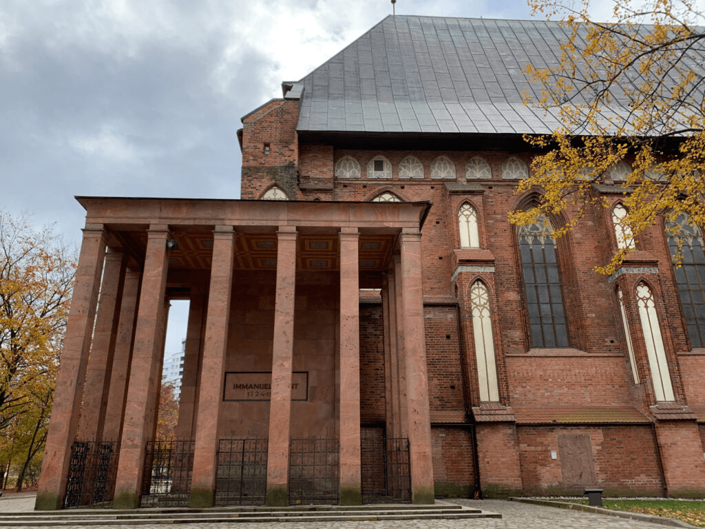 Красные колонны у могилы Канта