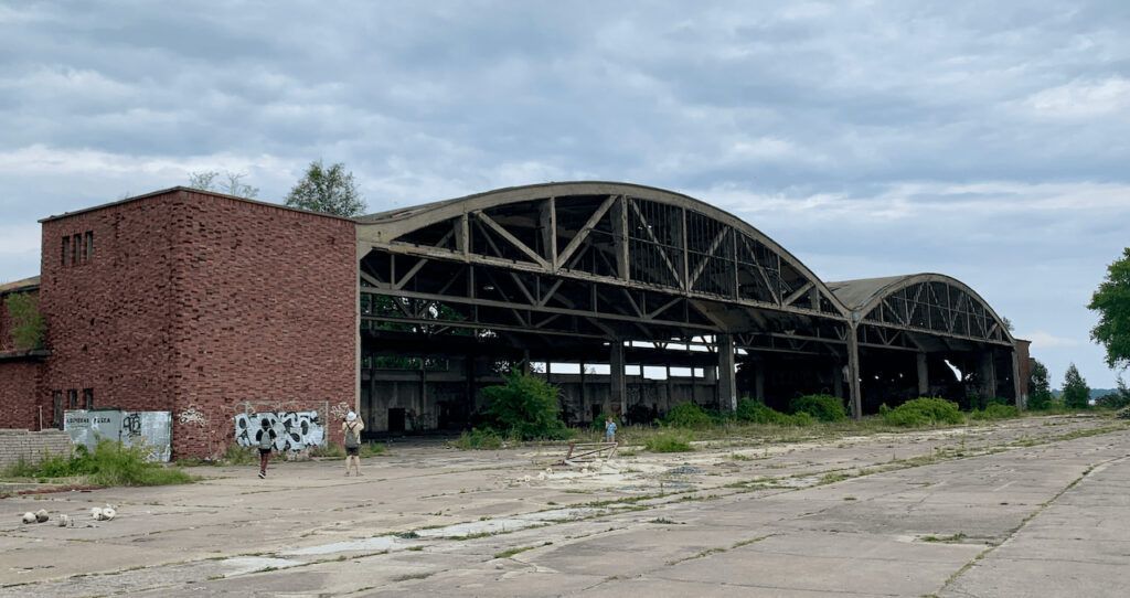 Полуразрушенный ангар