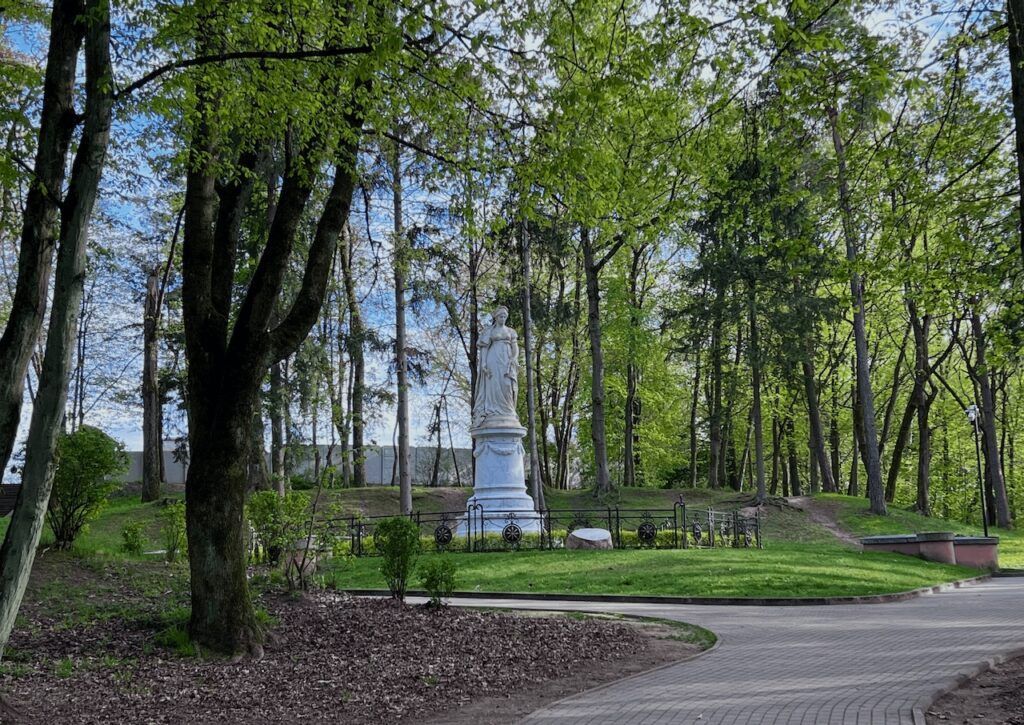 Статуя из белого камня