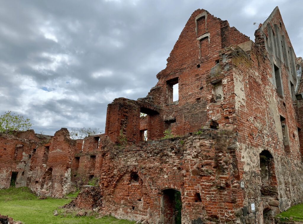 Живописная руина