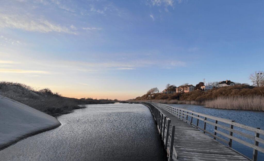 Дорожка через пруд