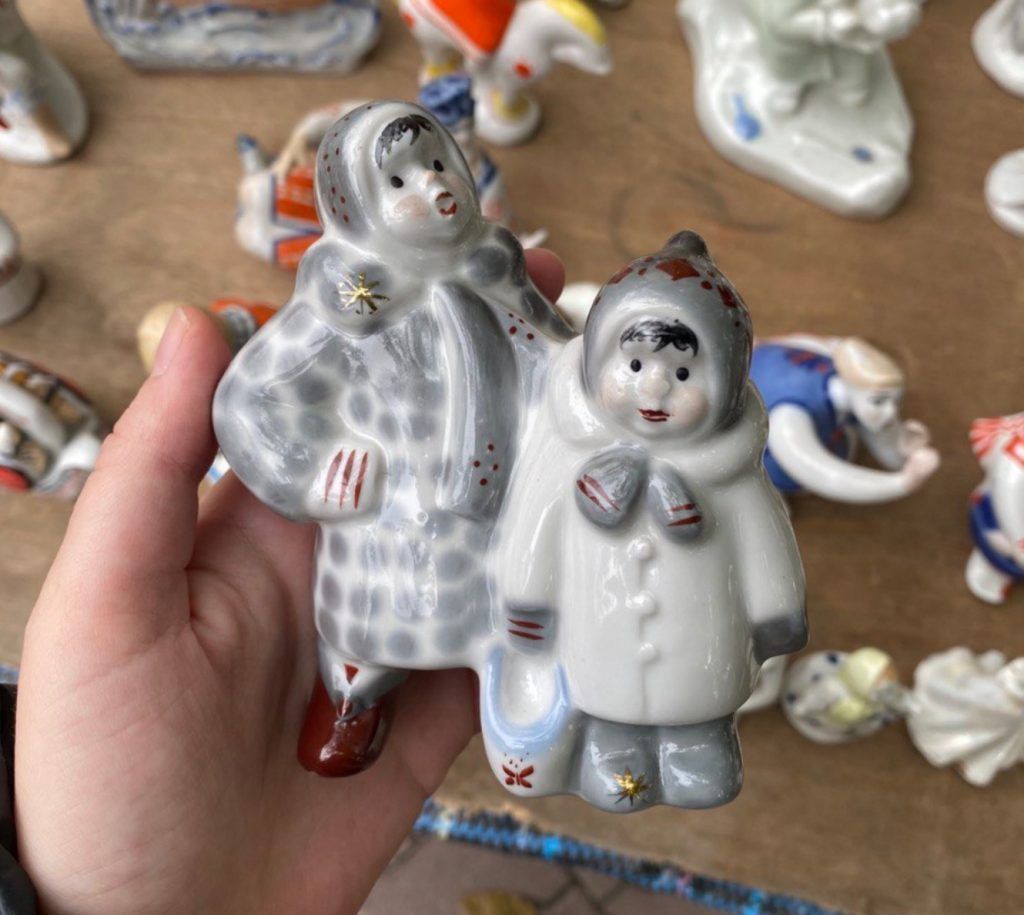 Игрушки на блошином рынке в Ростове-на-Дону.