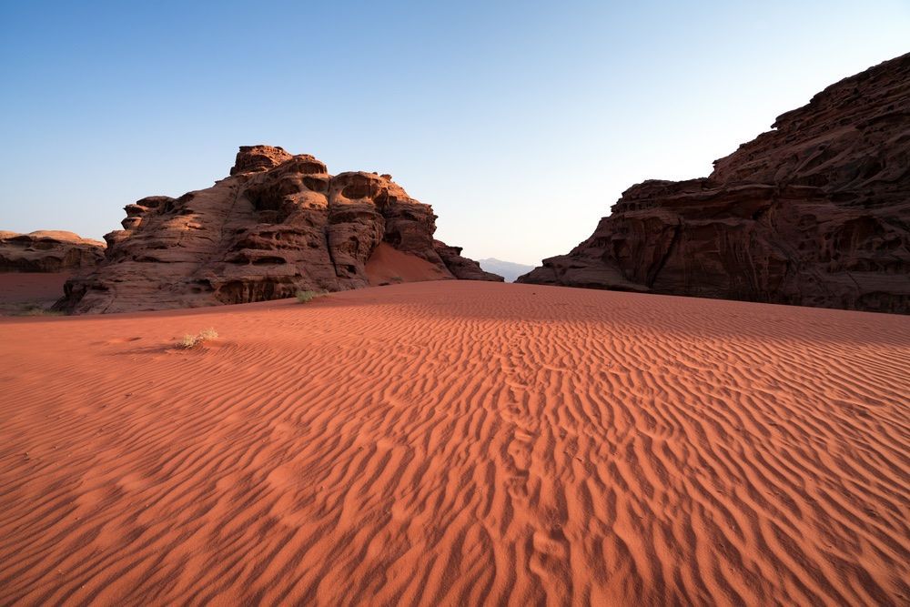 Пустыня, где снимали «Дюну» — и ещё 6 удивительных мест, которые выглядят как другие планеты