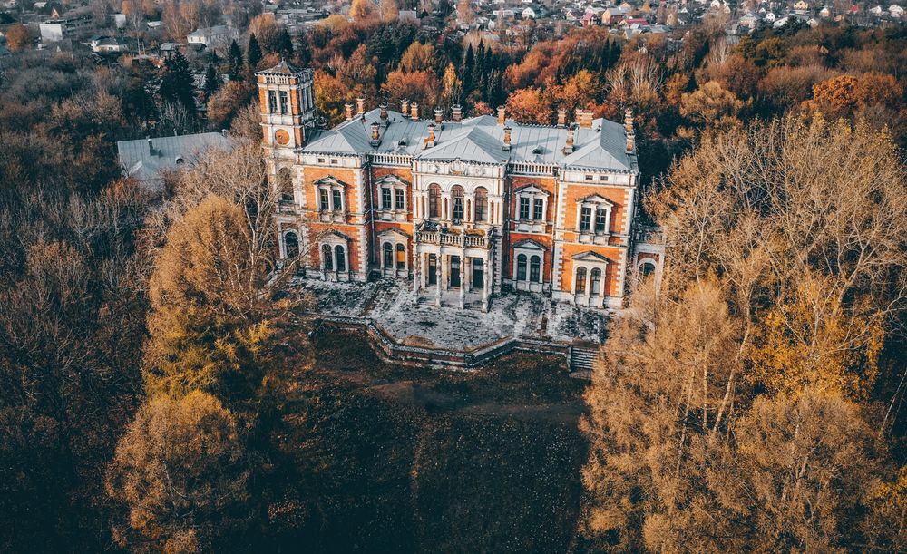 Вид на оранжевую усадьбу
