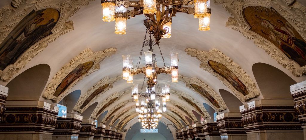 Потолок станции метро «Киевская» с мозаичными плафонами