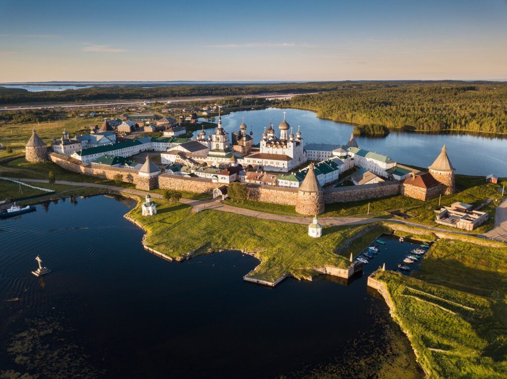Монастырь и вода