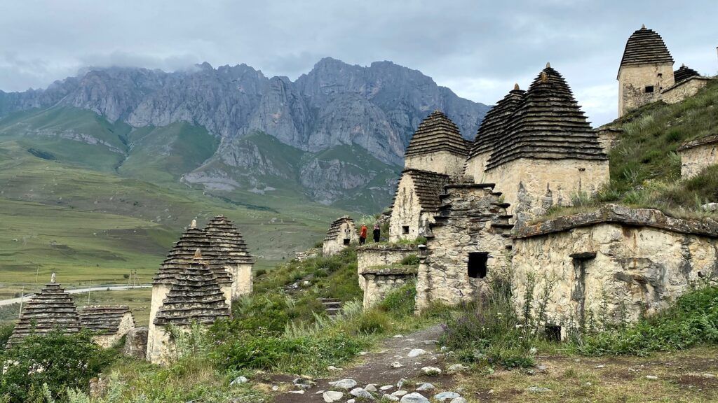 Горы и каменные постройки