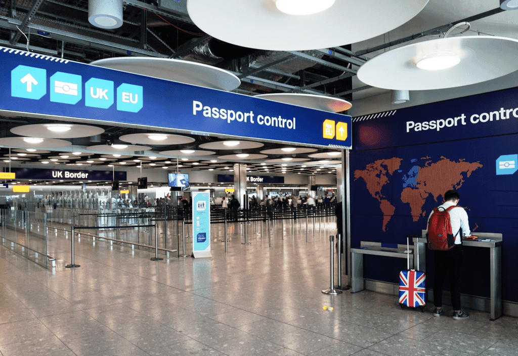 Паспортный контроль в аэропорту