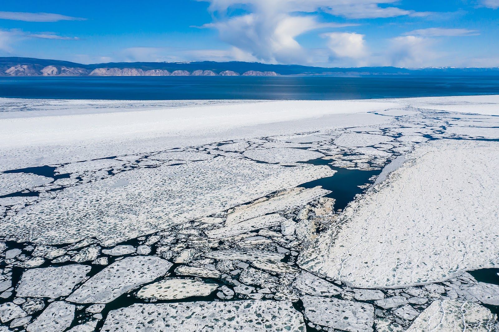 Лёд на озере