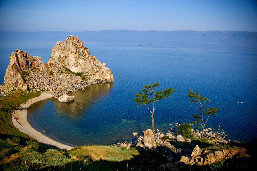 Сосны, скалы и песчаная коса