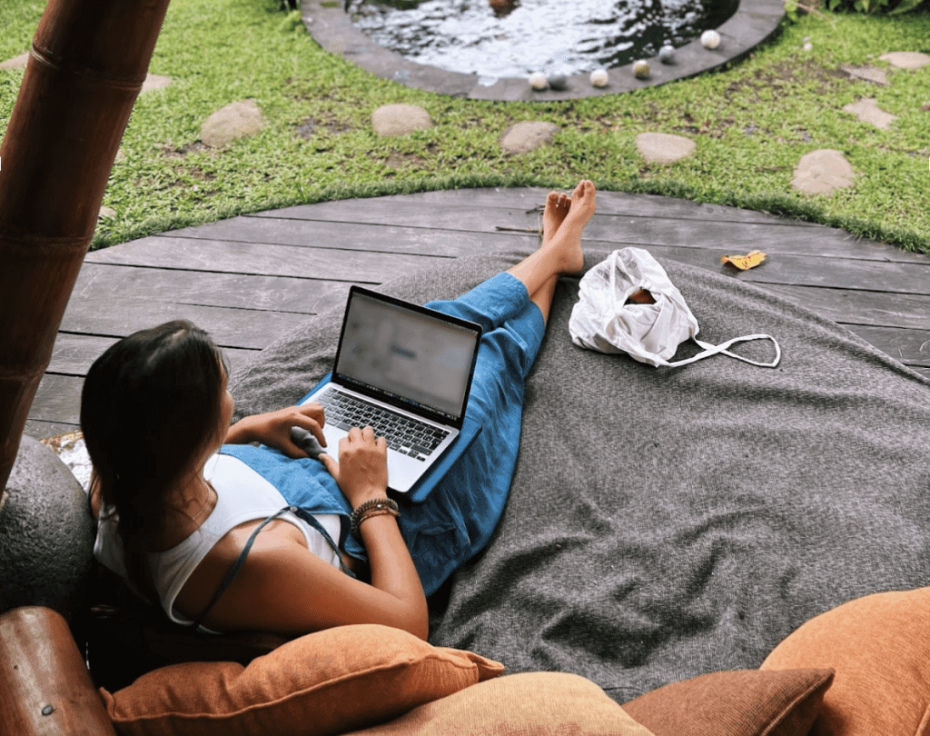 Девушка с ноутбуком