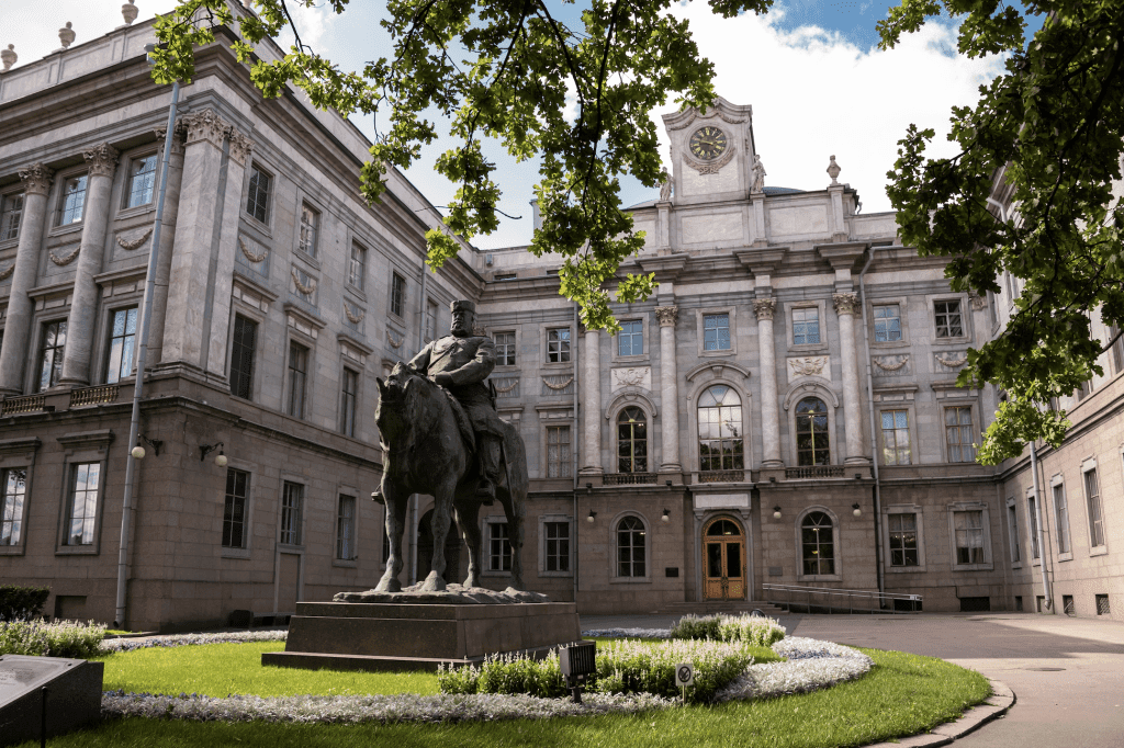 Дворец в Санкт-Петербурге с памятником