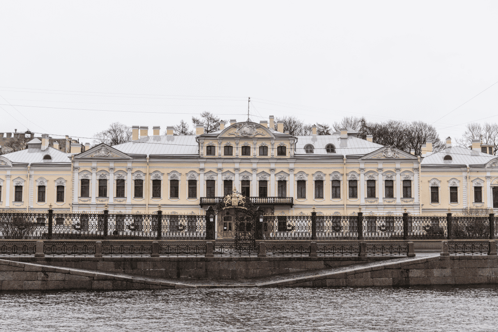 Вид с реки на дворец в Петербурге