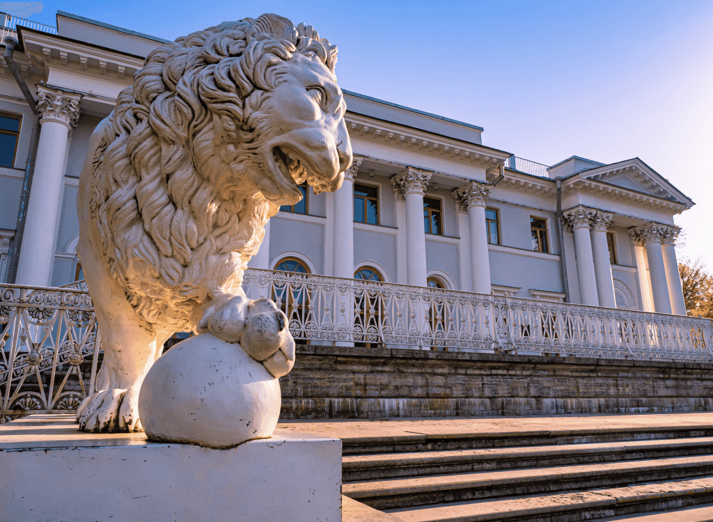 Статуя льва на фоне дворца