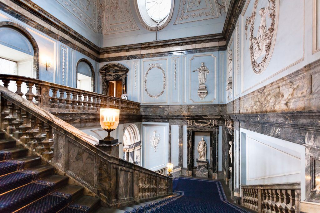 Мраморная лестница