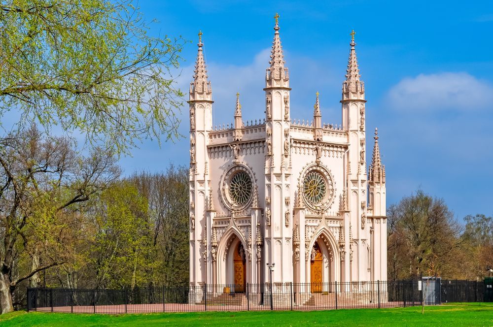 Готическая капелла в парке Александрия