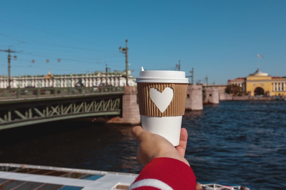 Стакан кофе на фоне Невы