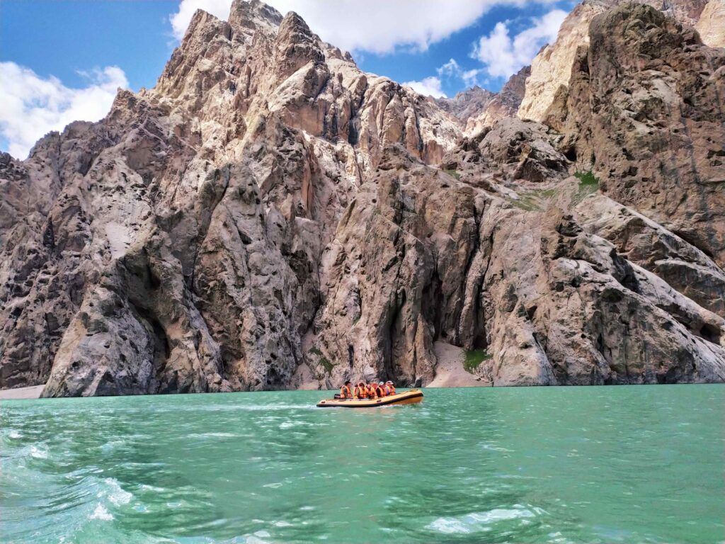 Лазурное озеро, скалистый берег