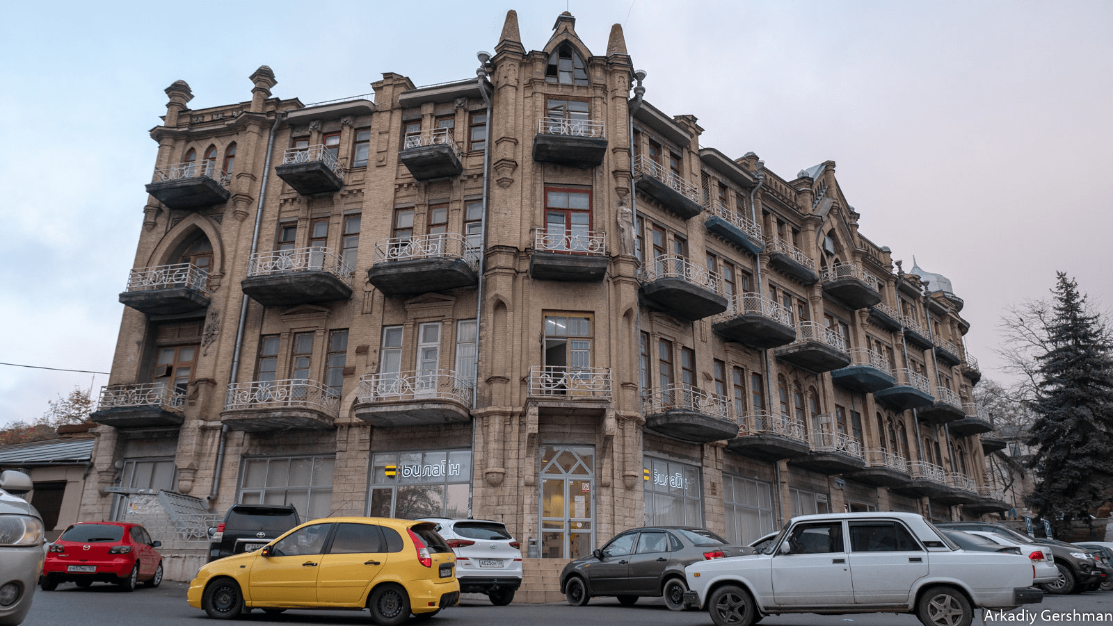 Четырёхэтажное здание в стиле модерн